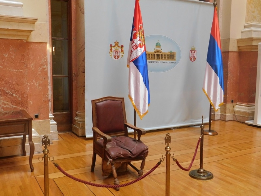 Građani vratili SKUPŠTINSKU FOTELJU, NESTALU 5. oktobra