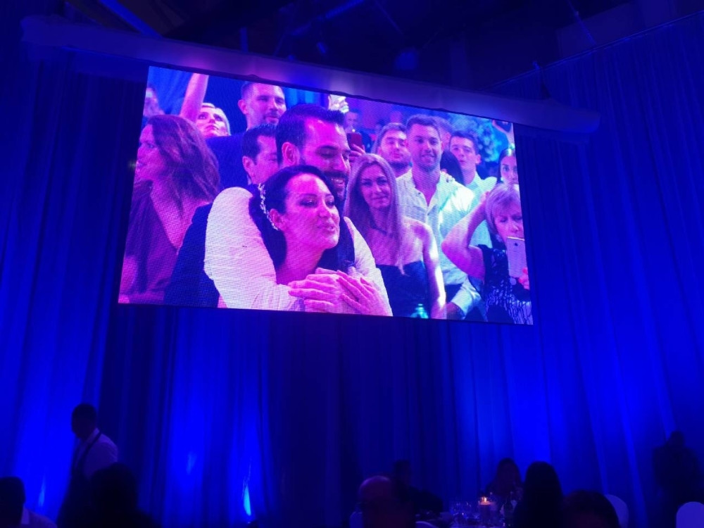 Zvanice su uživale u proslavi, ali su ZANEMELI kada su ugledali ovo na venčanju!