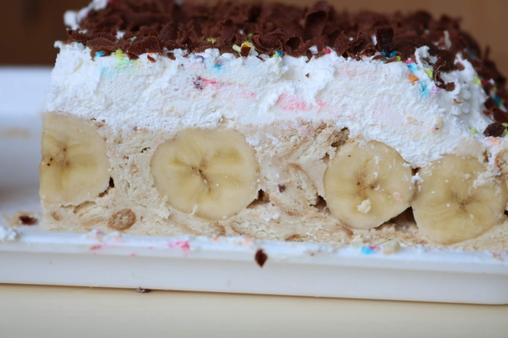 Brza torta sa BANANAMA, potrebna su SAMO TRI SASTOJKA!