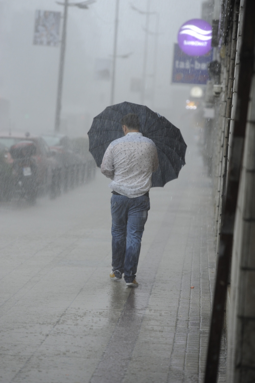 Olujno nevreme zbrisalo sve pred sobom u Novom Sadu! Ljudima nestajale stvari