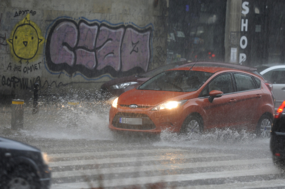 Očekuju nas žestoke padavine i OPASNO NEVREME, a noć donosi OBILNE PLJUSKOVE I GRMLJAVINU!