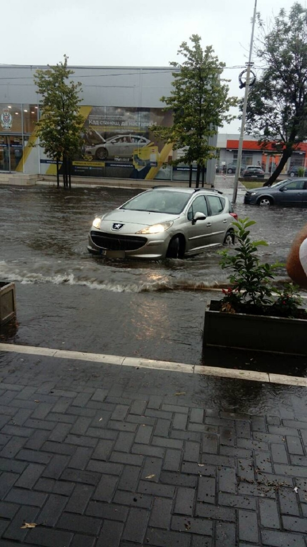 Reka tekla beogradskim ulicama, voda ulazila u objekte! (FOTO)