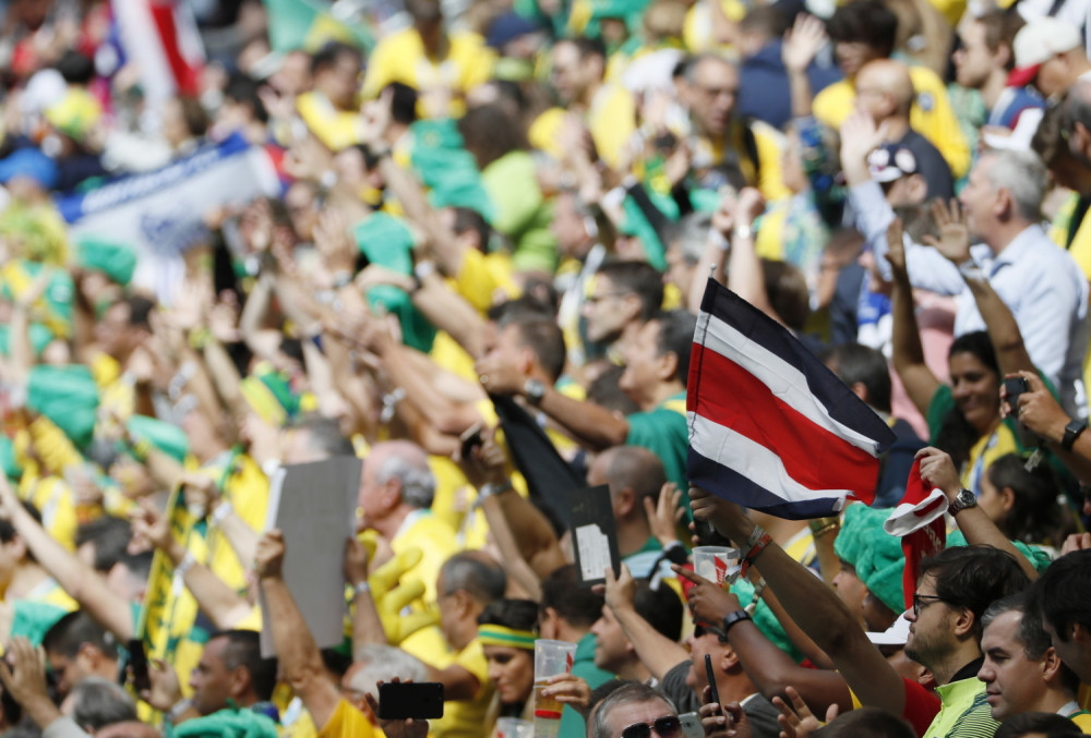 Brazilka POTPUNO GOLA na trgu punom ljudi pratila meč sa Kostarikom (18+)