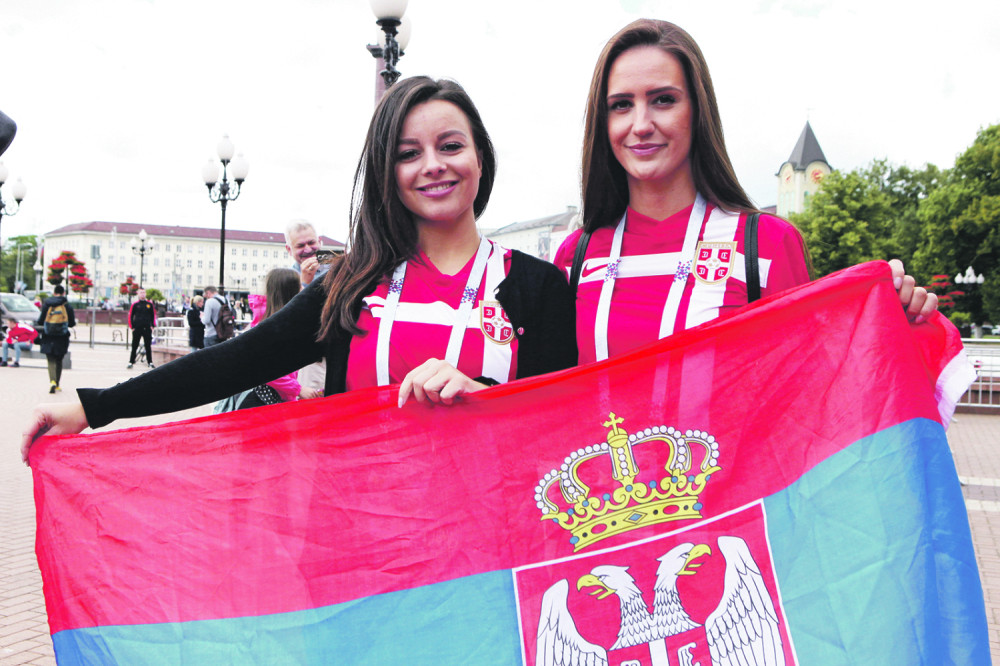 Poraz Srbije od Švajcarske (1:2), Brazilka POTPUNO GOLA gledala utakmicu na trgu punom ljudi (VIDEO)