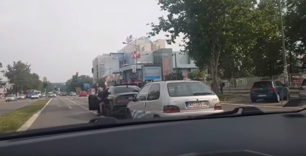 Nabildovani divljak "mercedesom" isekao Novosađanina, pa izašao i počeo da ga TUČE (UZNEMIRUJUĆE 18+)