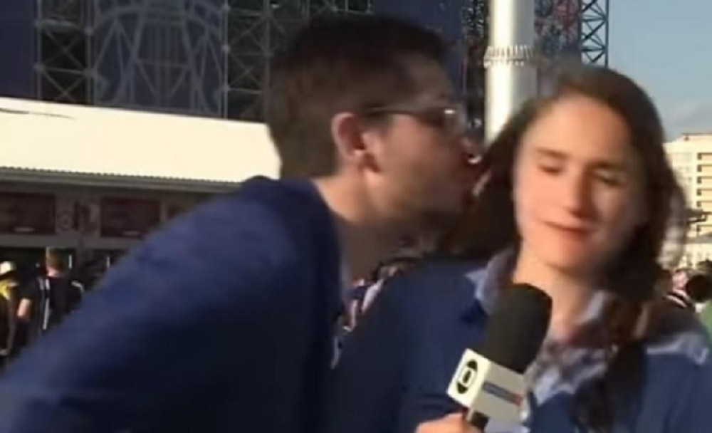 Hteo da u PRENOSU poljubi NAJNERVOZNIJU voditeljku IKADA, evo kako je prošao! (VIDEO)