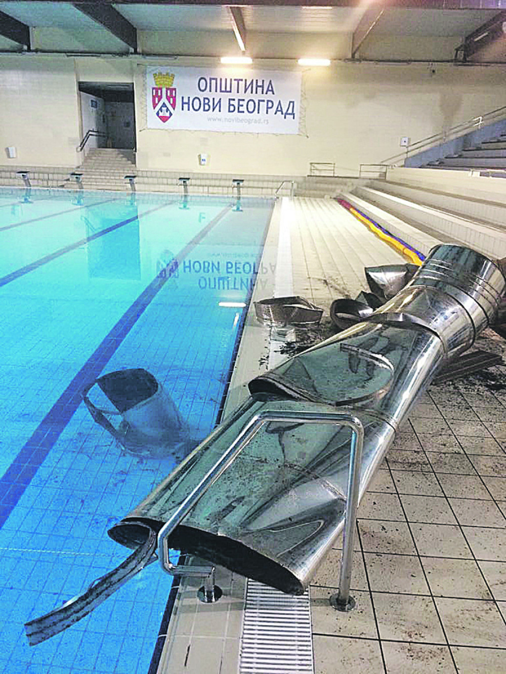 Teška cev PALA SA PLAFONA pored bazena, KO JE KRIV?