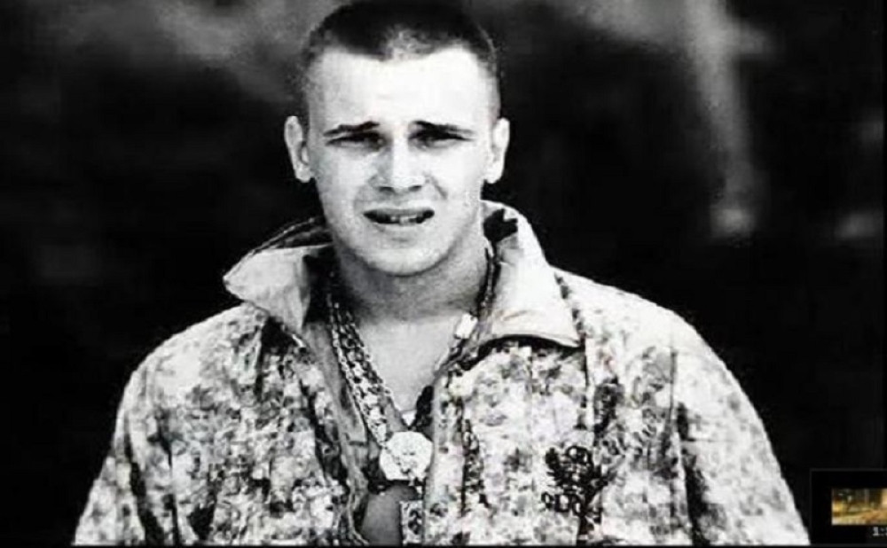 Pogledajte retku fotografiju žestokog momka iz devedesetih: Kneleta na nosilima voze u Urgentni, a on se drži za glavu (FOTO)