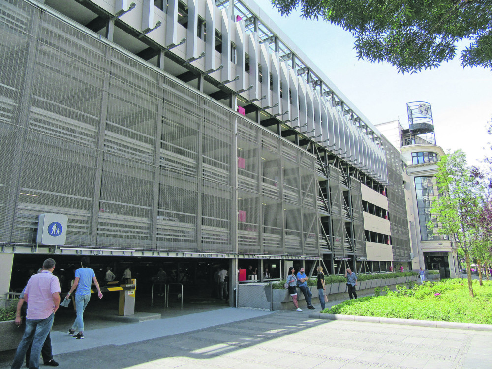 Počeo je da je skida i dira po intimnim delovima usred bela dana...