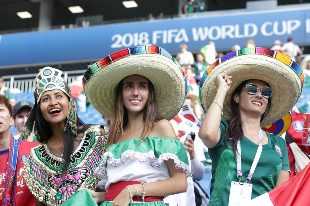 Lepotica iz Meksika peva himnu kosovskih junaka (VIDEO)