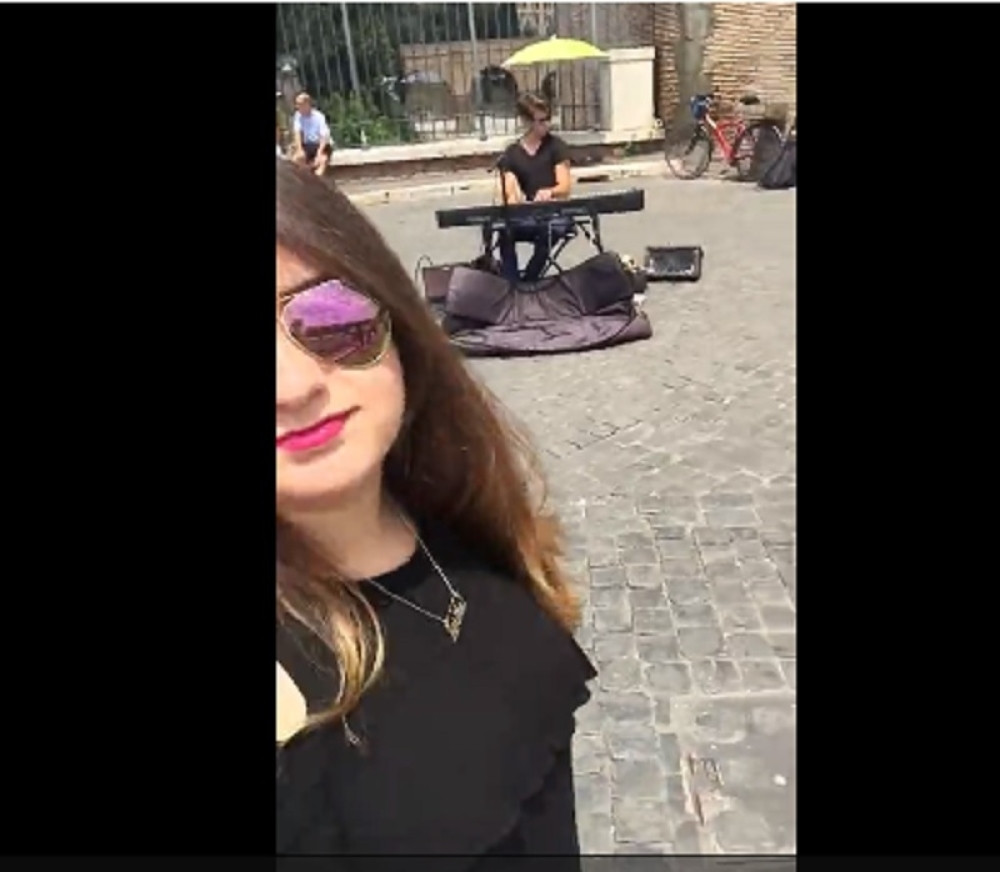 Htela je da napravi selfi u Rimu, a kada je shvatila šta radi STRANAC u pozadini ZALEDILA SE OD STRAHA!