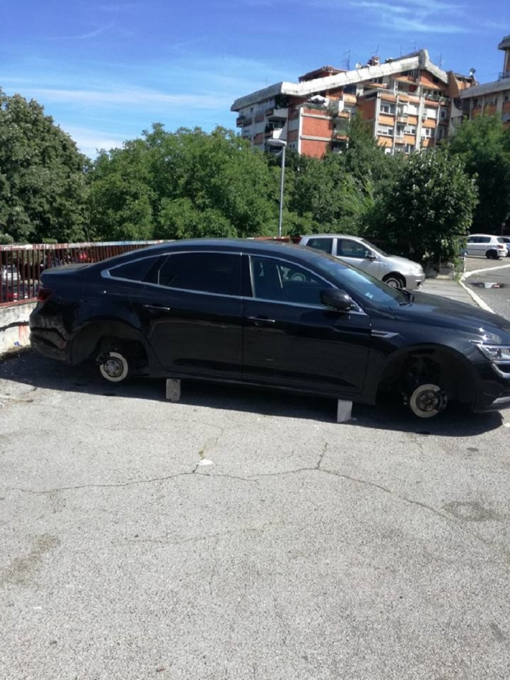 Vozila im ostavljaju na klocnama!