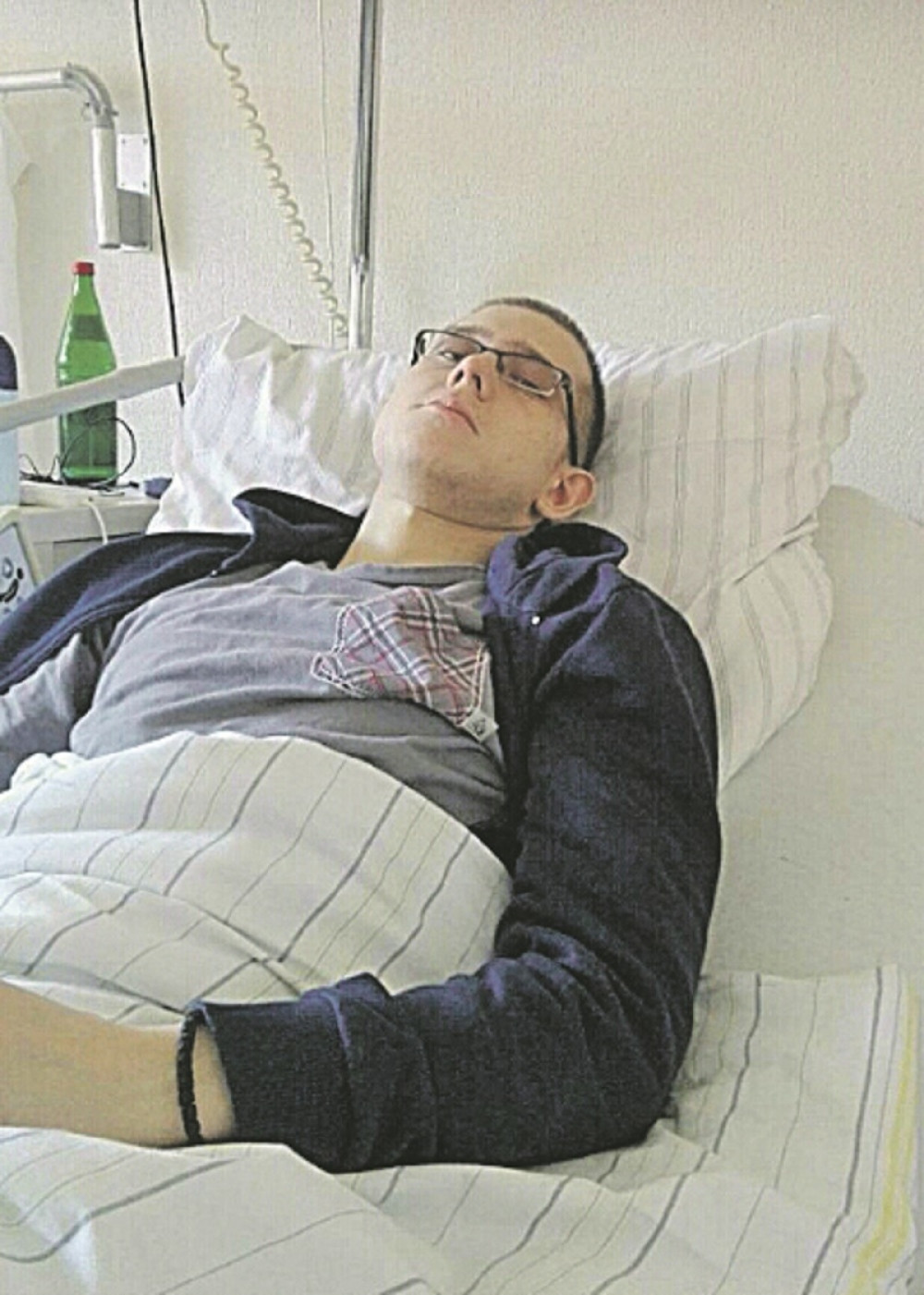 Drugari iz razreda mole za pomoć kako bi se Stefan izlečio od opake bolesti