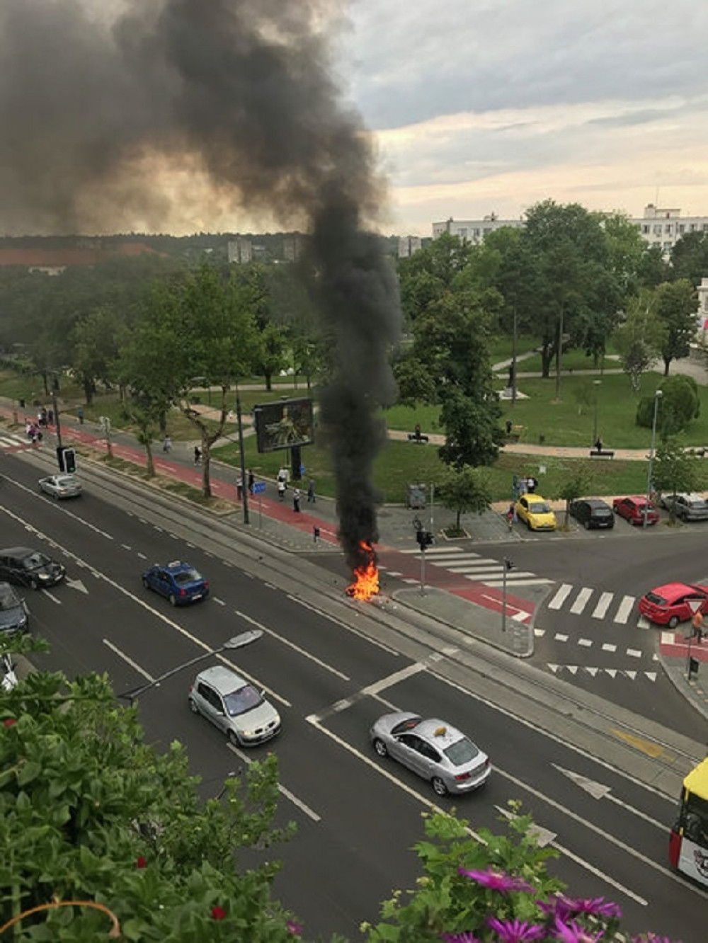Skuter se ZAPALIO nasred ulice! (FOTO)