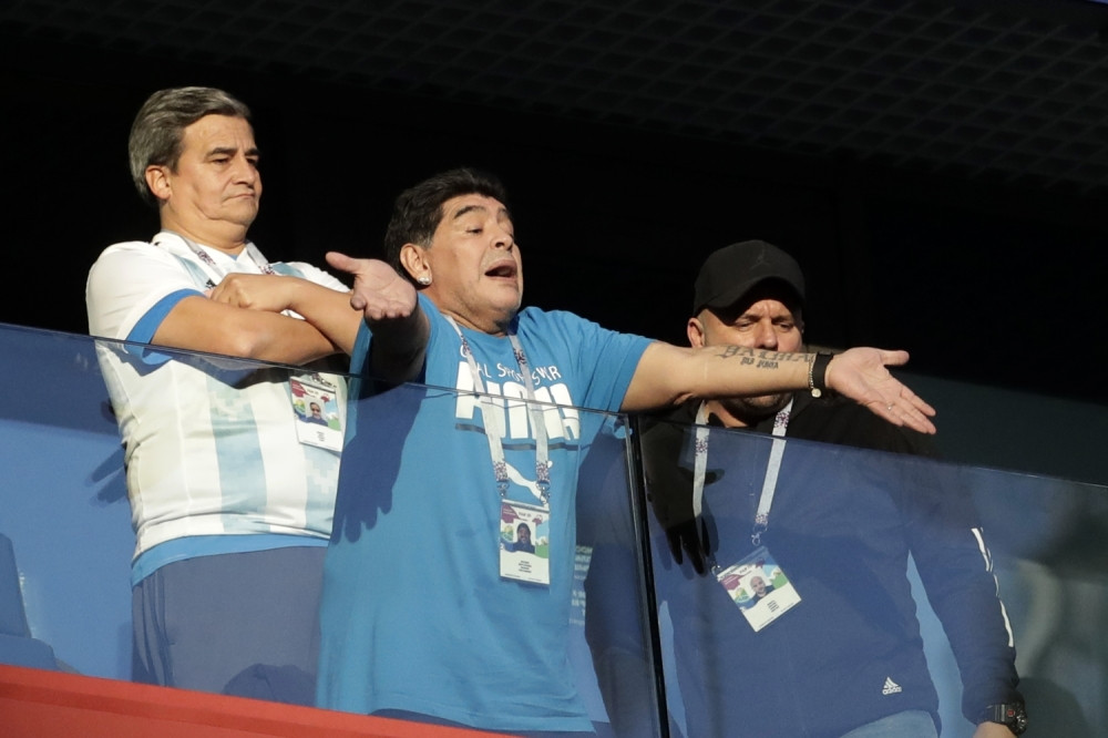 Maradona UKRAO šou Argentini: MOLIO se, slao POLJUPCE, prizivao BOGA i - spavao! (VIDEO)