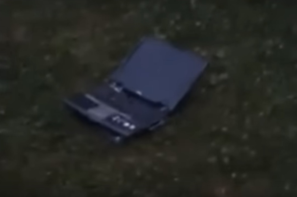 Proplakaćete od smeha kada budete videti kako ovaj Leskovčanin SEKIROM "popravlja" laptop!