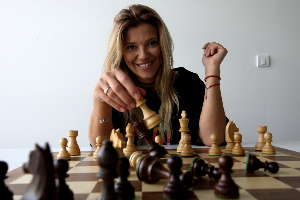 Cecu volim, ali Karleušu...