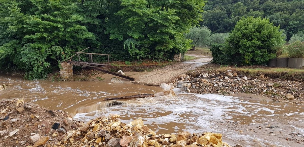 Čoveka odnela bujica dok je bežao od kiše!