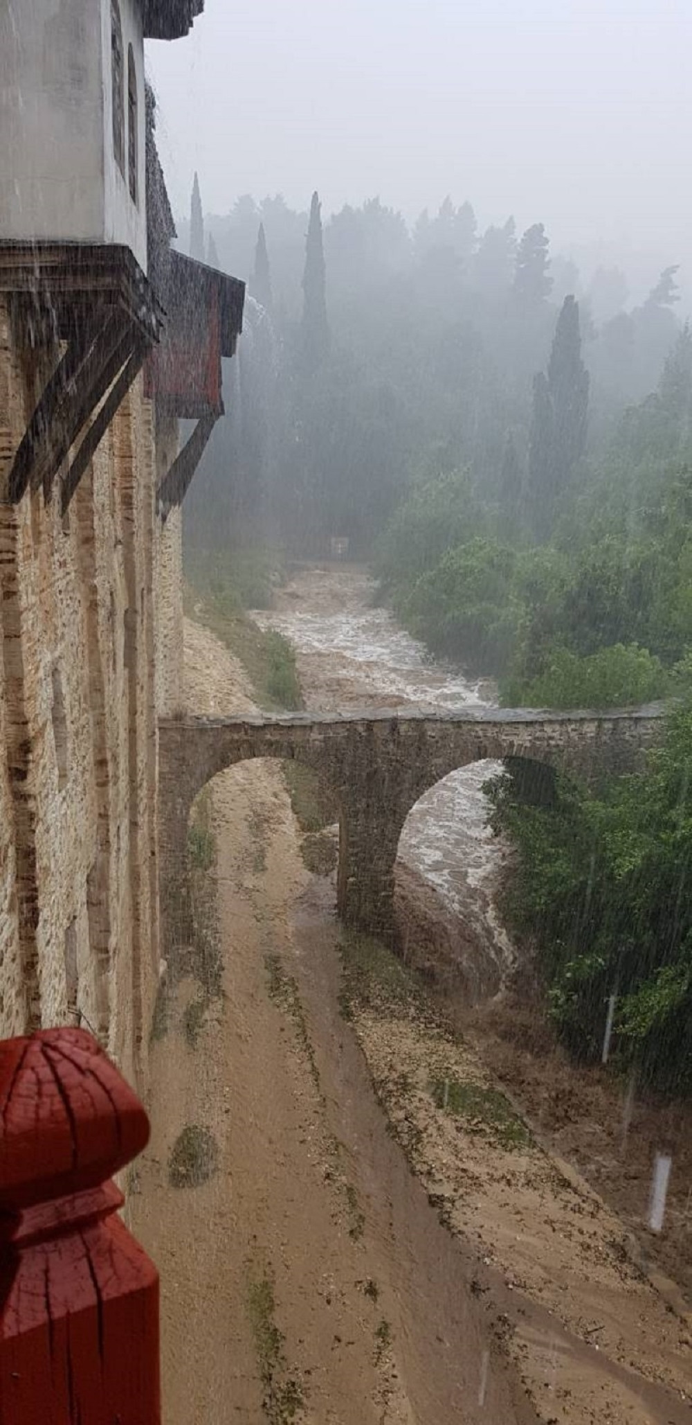 Nevreme nije ugrozilo Hilandar, NEBO POŠTEDELO SRPSKU SVETINJU!
