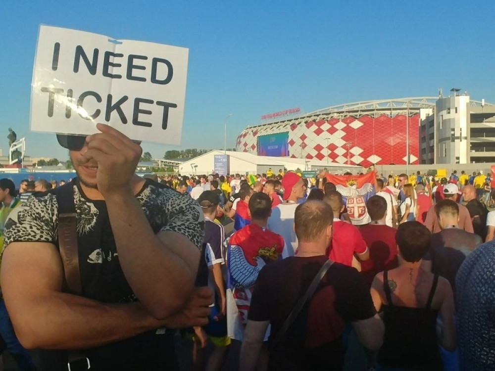 Reka ljudi hrli pred stadion, mnogi traže karte, a po OVOJ CENI mogu da ih dobiju
