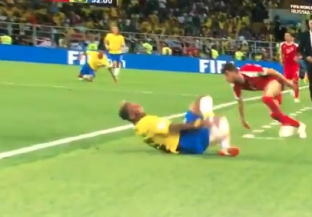 Ceo svet se smeje Nejmarovom padanju i glumi protiv Srbije (VIDEO)
