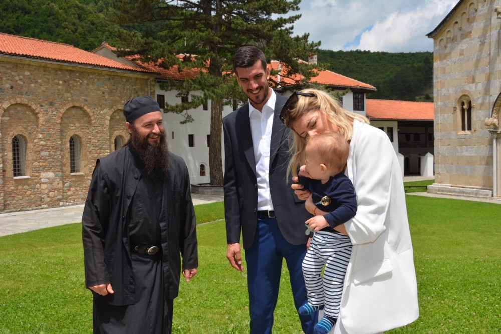Poznati SRPSKI KOŠARKAŠ krstio sina na Kosovu, a KUM će vas OBORITI SA NOGU