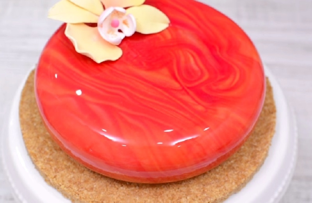 Naučite da pravite glazuru za "staklene" kolače i torte poput pravog majstora!