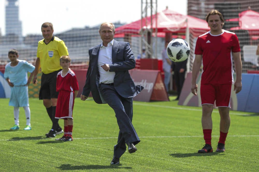 Putin ZAIGRAO FUDBAL na Mondijalu! (FOTO)