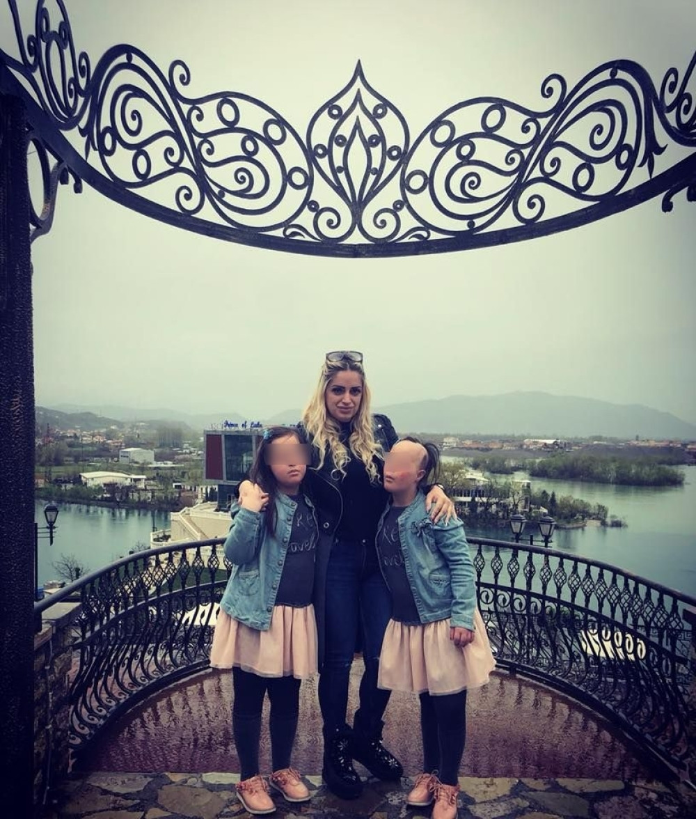 Sara je sama odgajila ćerke bliznakinje sa Daunovim sindromom, prošla je PAKAO, a sada joj je život podario divno iznenađenje!