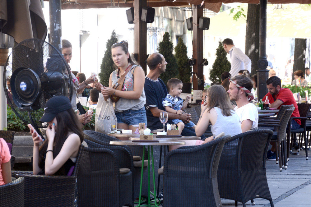 Svi se pitaju ko je lepa Afrikanka koja radi u bašti restorana u Beogradu, mi smo je pronašli i otkrili NEVEROVATNU priču