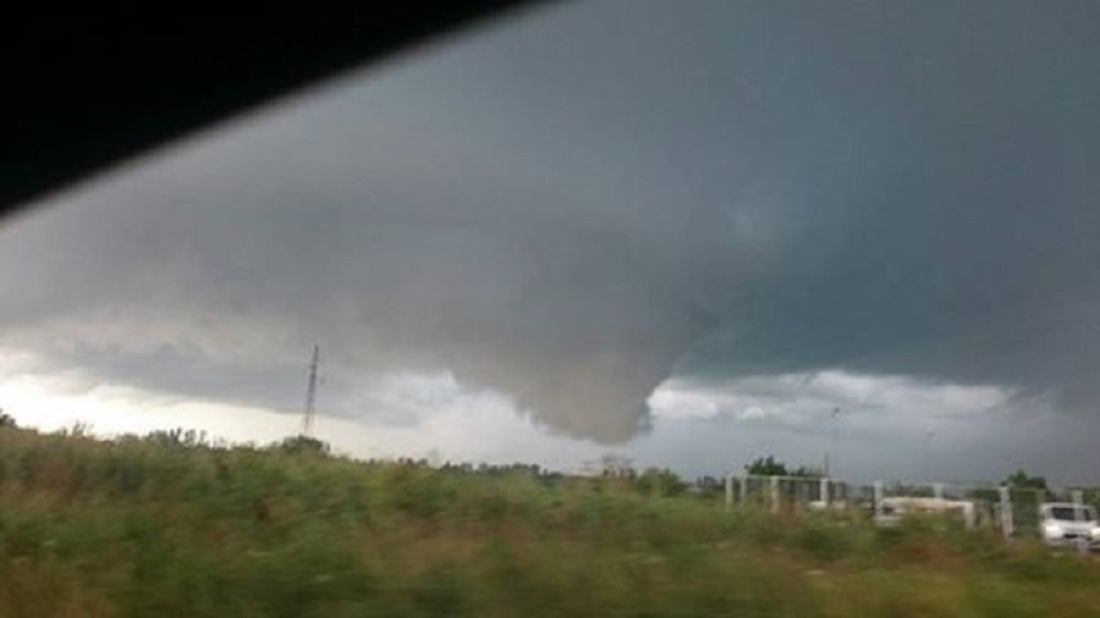 Snimljena "pijavica" nad Novim Sadom! (FOTO)