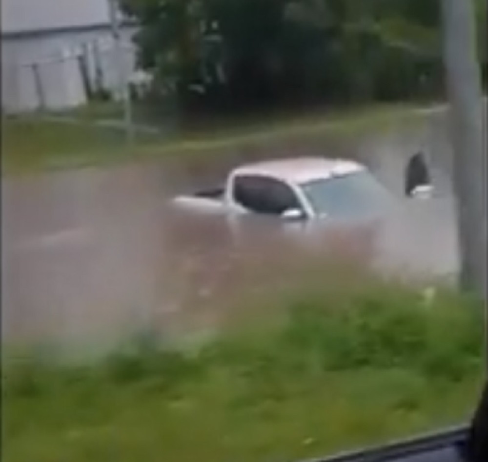 Automobili i kamioni PLIVAJU U VODENOJ BUJICI, vozači u PANICI! (VIDEO)