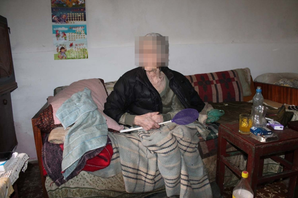 Rekao „Babo, SKINUĆU TI PELENU, pa ću malo...“ i krenuo da siluje ŠLOGIRANU staricu (82)!