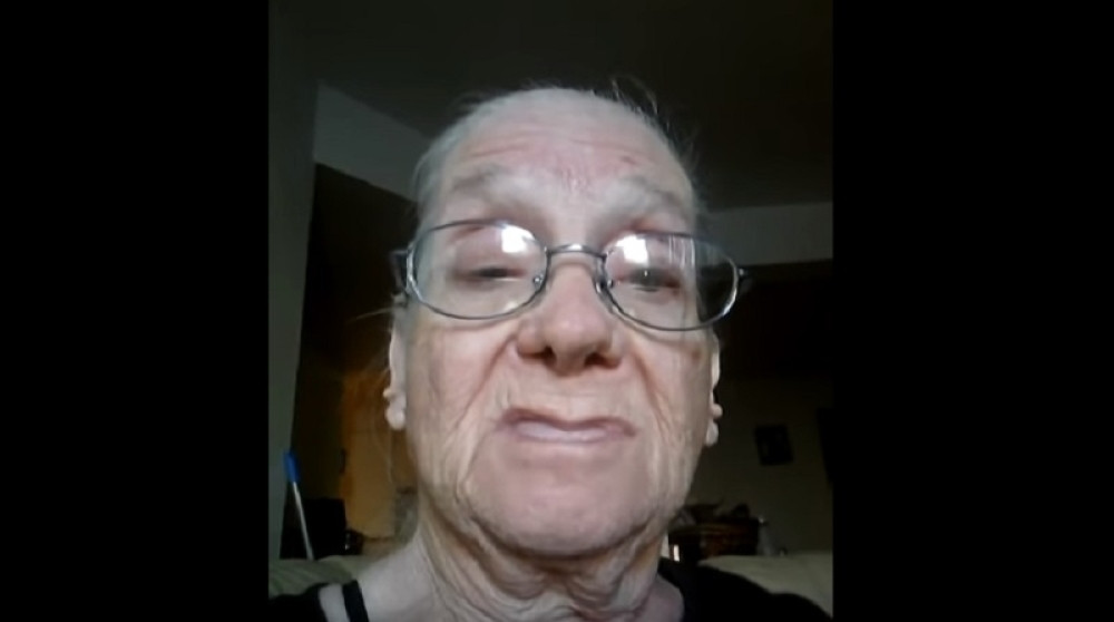 Baka je od unuke dobila telefon, a zbog onoga što je uradila, postala je VIRALNA!