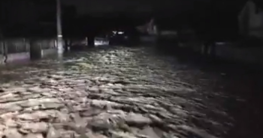 Kiša izazvala bujicu i prekinula put Grocka - Begaljica, voda do guše, ljudi OČAJNI!