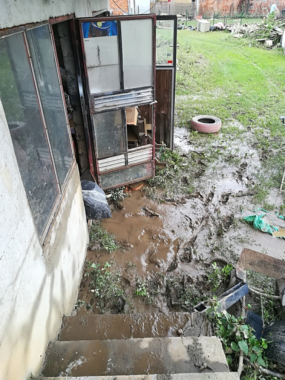 Bujica NOSILA nameštaj iz kuća, u trenu su OSTALI BEZ SVEGA!