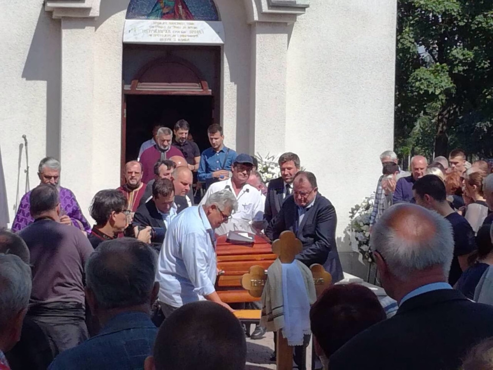 Nakon sahrane Bunjevčevića, na groblju je ostao PRIZOR KOJI SLAMA SRCE (FOTO)