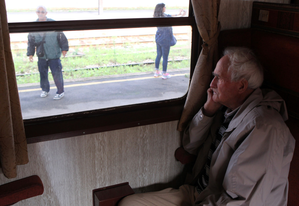 Jedan čovek i žena se sreli prvi put i moraju da dele kabinu u vozu, u 1 sat posle ponoći...