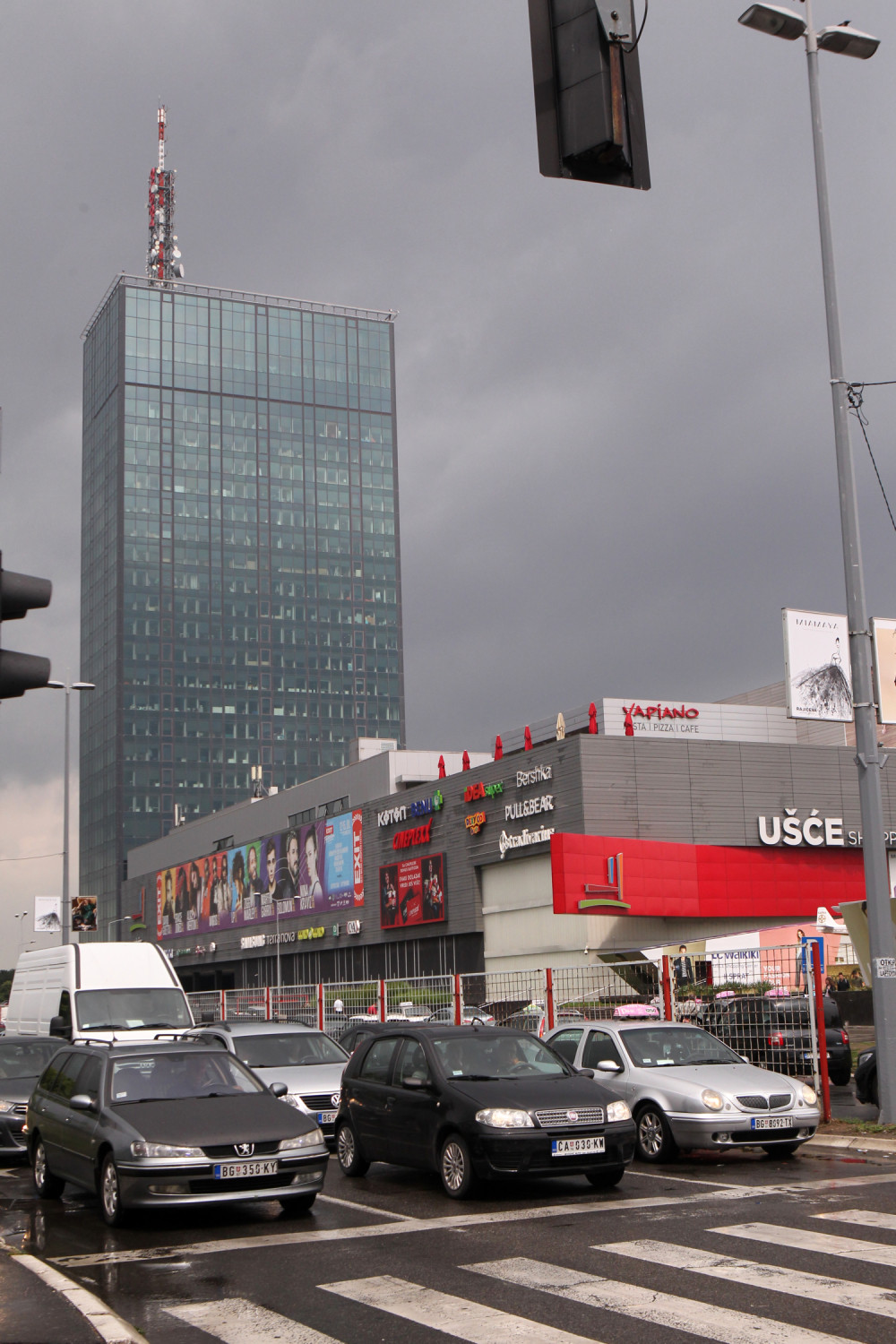 Jedan auto prevrnut na krov, drugi blokira šine! Sve stoji