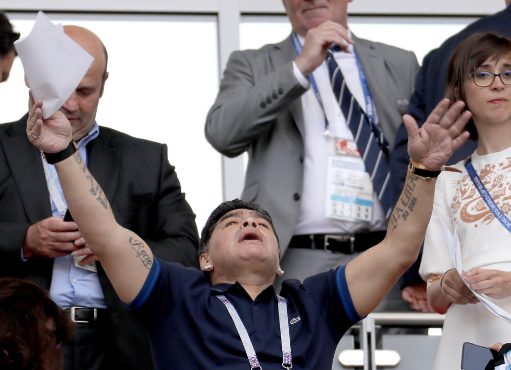 Oglasio se legendarni Maradona: Od toga se umire! (VIDEO)