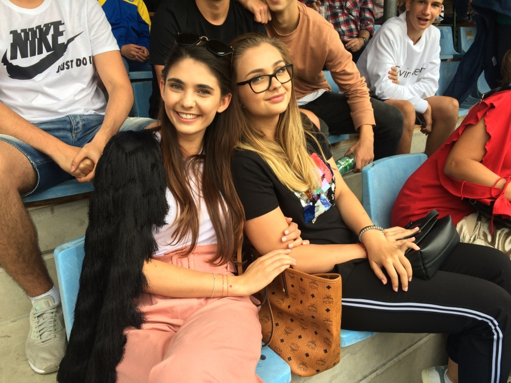 Seksi austrijska misica bodri Zvezdu na pripremama!