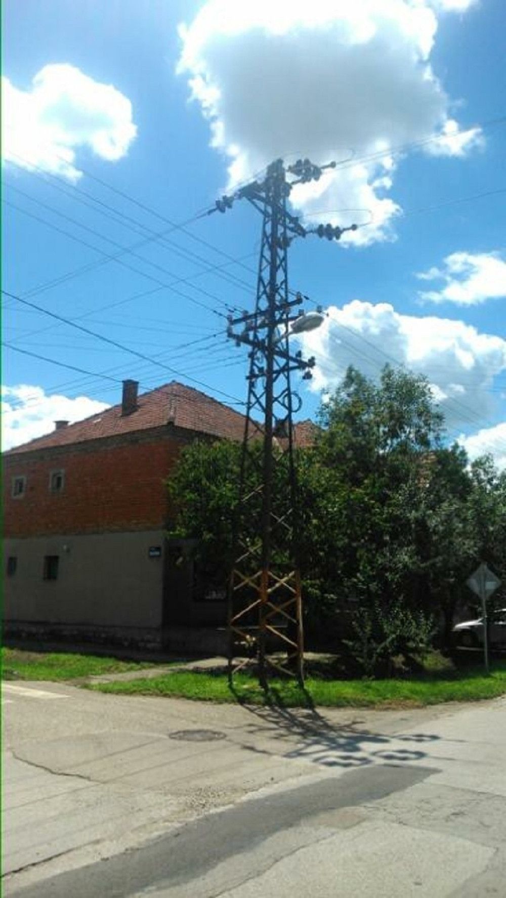 Dečak se popeo na banderu i uhvatio se za žice, struja ga na mestu ubila!