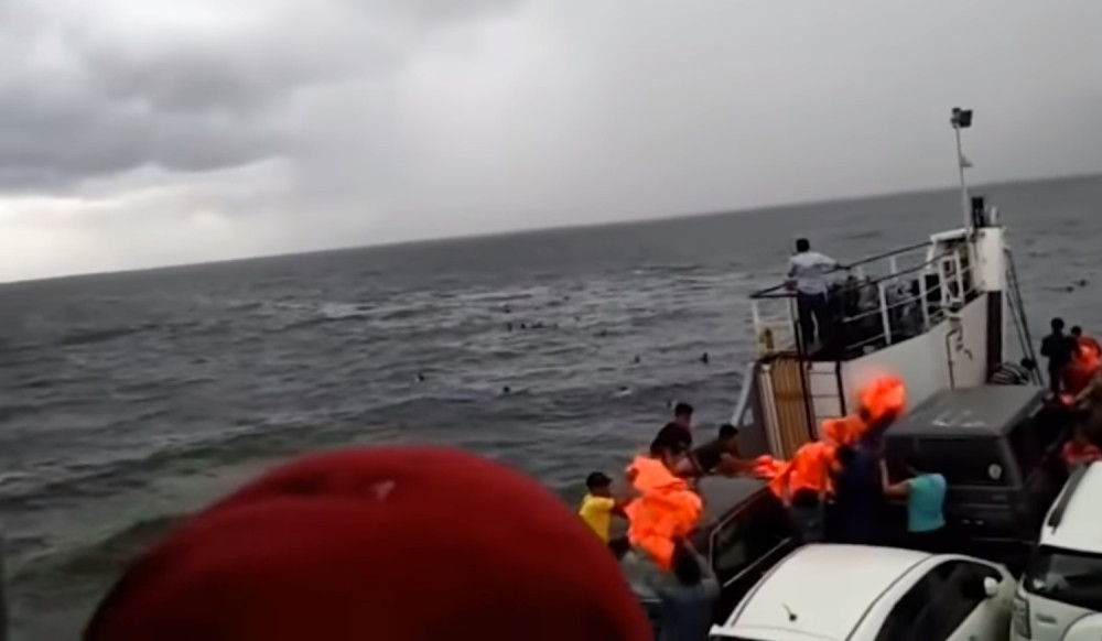 Eksplodirao trajekt, zarobljeno više stotina ljudi