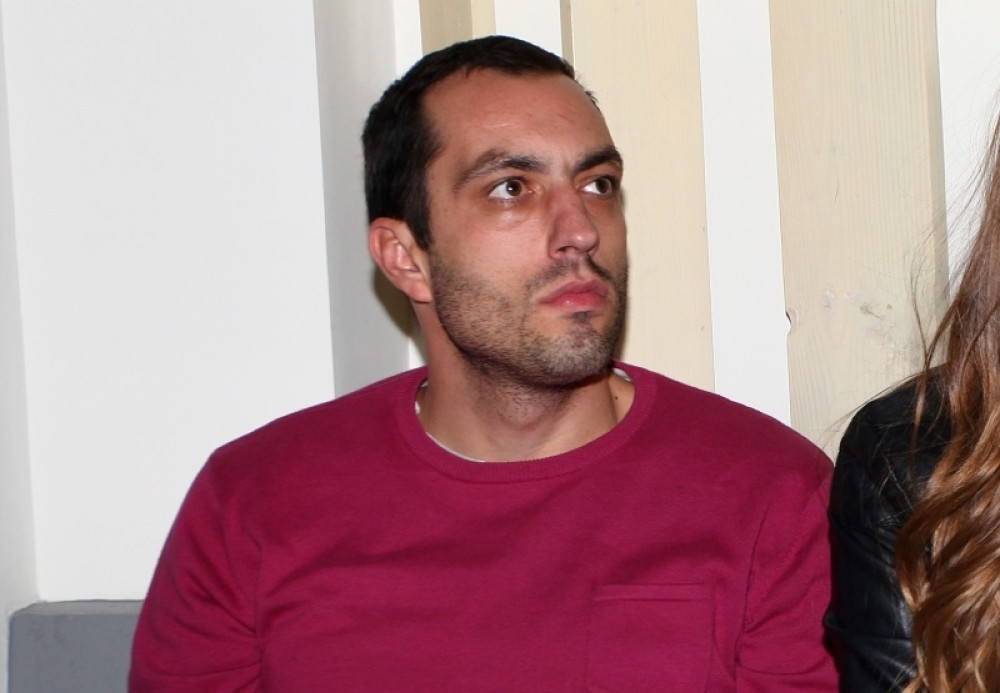 90-ih je bio bogat klinac, oca su mu UBILI S ARKANOM, a danas je oženjen lepom voditeljkom!