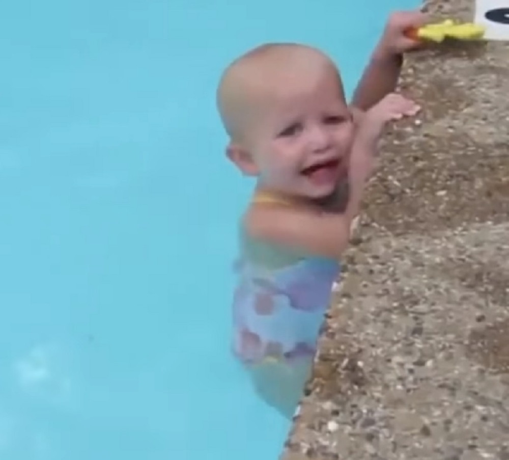 Beba još NE UME da hoda, a kada budete videli kako pliva OSTAĆETE BEZ DAHA (VIDEO)