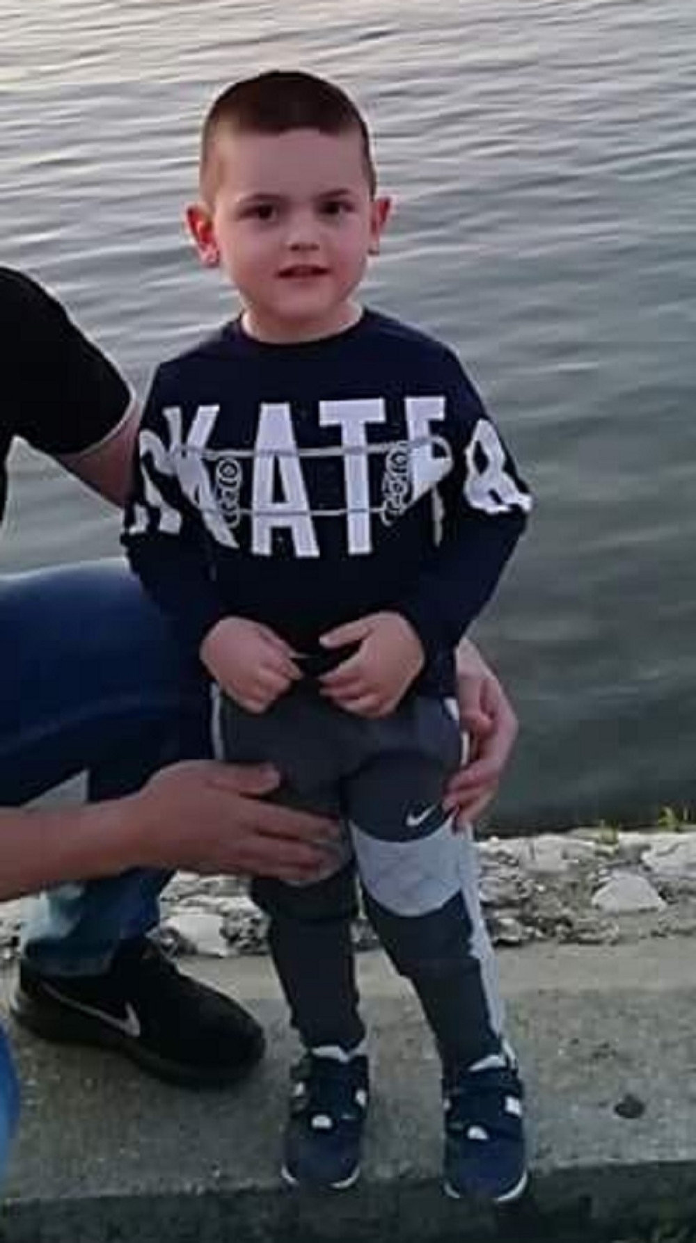 Vuka (4) SMRVILA gvozdena kapija dok se igrao sa drugaricom, OTAC ga KRVAVOG nosio na rukama