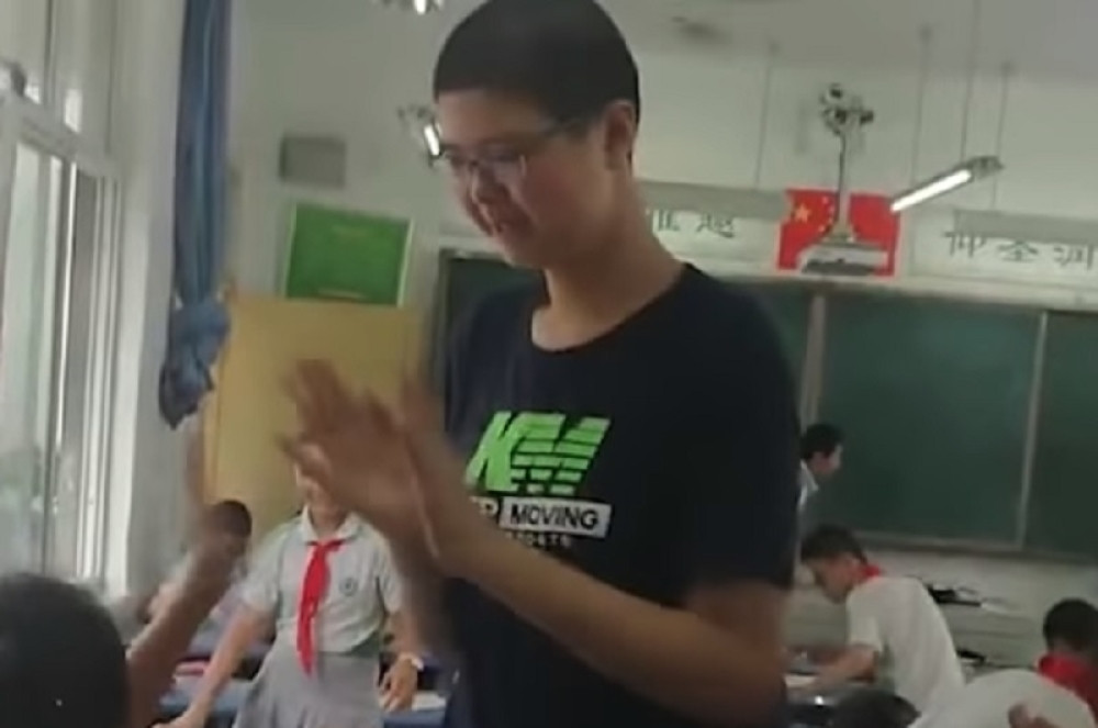 Ovaj momak se svakog jutra POKLONI kad ulazi u učionicu, ali ne zato što je mnogo voli