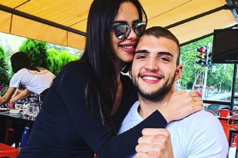 Veljko Ražnatović objavio fotku sa devojkom iz kreveta, a poruka jasno ukazuje na...