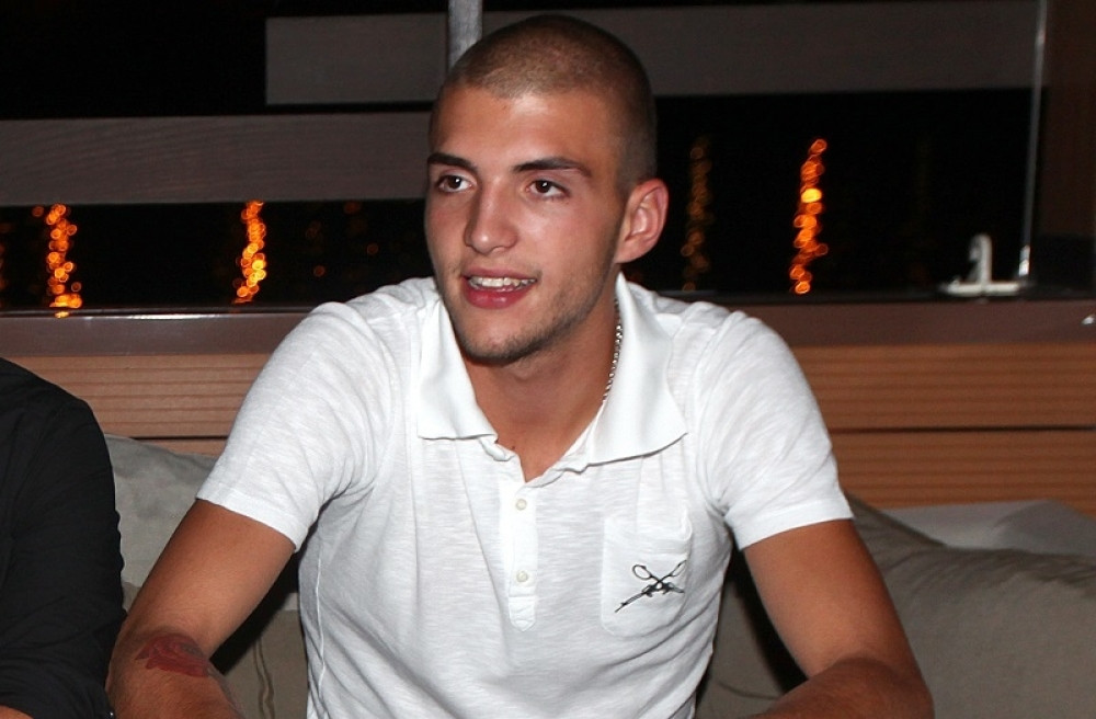 Veljko se SKINUO, svi su gledali u NJENO IME na njegovim GOLIM GRUDIMA (FOTO)