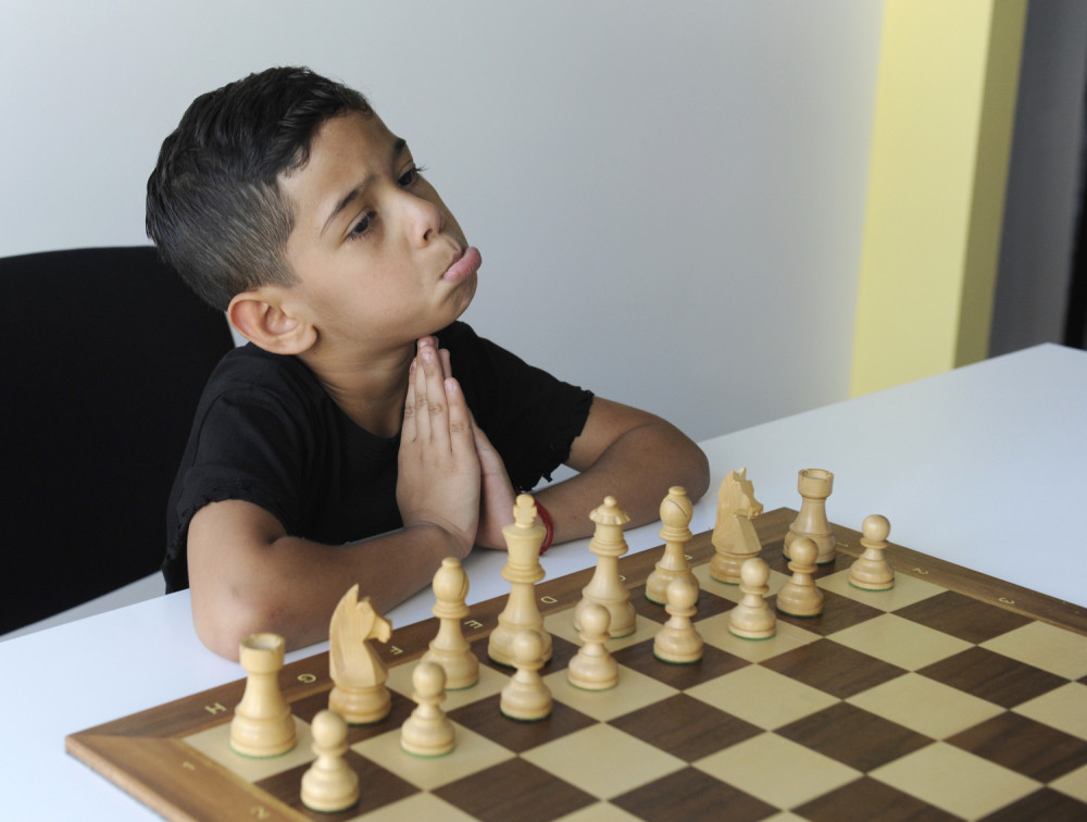 Pinkove zvezdice su mu donele popularnost, dugo ga nije bilo u javnosti, a pogledajte kojoj muzičkoj zvezdi sada peva na uvce! (VIDEO)